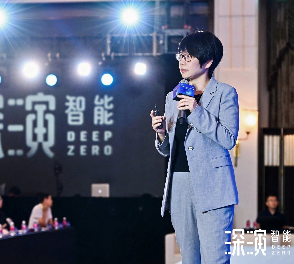 DeepZero founder Grace Huang delivering a keynote at an industry conference